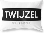 Tuinkussen TWIJZEL - FRIESLAND met coördinaten - Buitenkussen - Bootkussen - Weerbestendig - Jouw Plaats - Studio216 - Modern - Zwart-Wit - 50x30cm