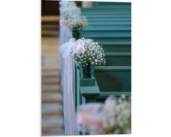 PVC Schuimplaat - Bloemen aan Blauwe Banken op Trouwlocatie - 50x75 cm Foto op PVC Schuimplaat (Met Ophangsysteem)