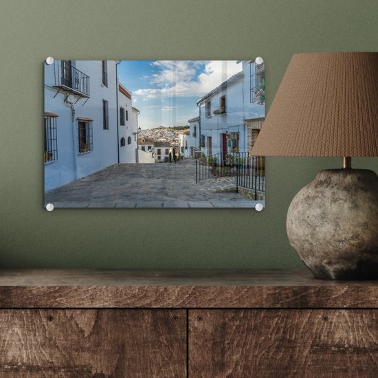 ® Glasschilderij 30x20 cm - Schilderij acrylglas - Een straat van Antequera Spanje - Foto op glas - Muurdecoratie woonkamer - Wanddecoratie slaapkamer - Schilderijen
