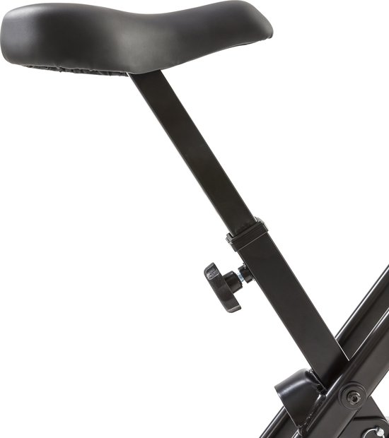 Zwart verstelbaar zadel van een hometrainer.