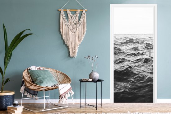Deurposter 95x215 cm - Deursticker Zee - Water - Natuur - Zwart wit - Meubelfolie zelfklevend - Deurfolie woonkamer - Interieurfolie fotobehang - Deur plakfolie - Deurstickers - Deurbehang sticker - Kamer decoratie