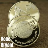 Allernieuwste.nl® Kobe Bryant Herdenkingsmunt Geluksmunt Verguld Cadeau Medaille - The Black Mamba Geschenk Idee - 24K Goud Verguld - Ø 40 mm