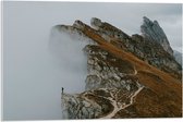 Acrylglas - Persoon - Bergen - Bergtop - Mist - Wolken - Bruin - 75x50 cm Foto op Acrylglas (Met Ophangsysteem)