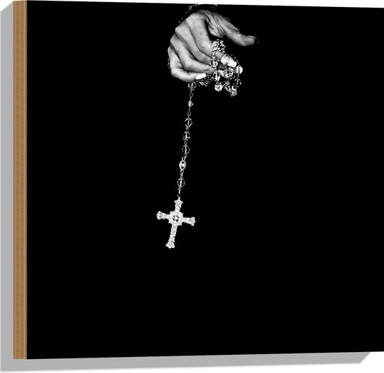 Hout - Kruis aan Zilveren Ketting in Hand tegen Zwarte Achtergrond - 50x50 cm - 9 mm dik - Foto op Hout (Met Ophangsysteem)