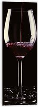 Acrylglas - Vullend Glas Rode Wijn met Kapotte Scherven - 30x90 cm Foto op Acrylglas (Met Ophangsysteem)
