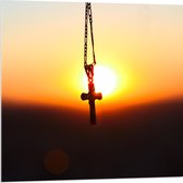 Acrylglas - Kerkelijk Kruis Hangend aan Ketting tegen Fel Zonlicht - 80x80 cm Foto op Acrylglas (Met Ophangsysteem)