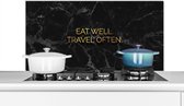 Spatscherm keuken 100x50 cm - Kookplaat achterwand Quotes - Eten - Reizen - Goud - Muurbeschermer - Spatwand fornuis - Hoogwaardig aluminium