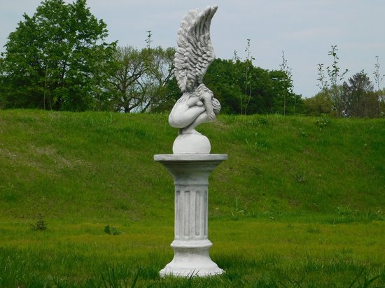 Statue de jardin ange, statue d'ange avec ailes vers le haut, sur socle