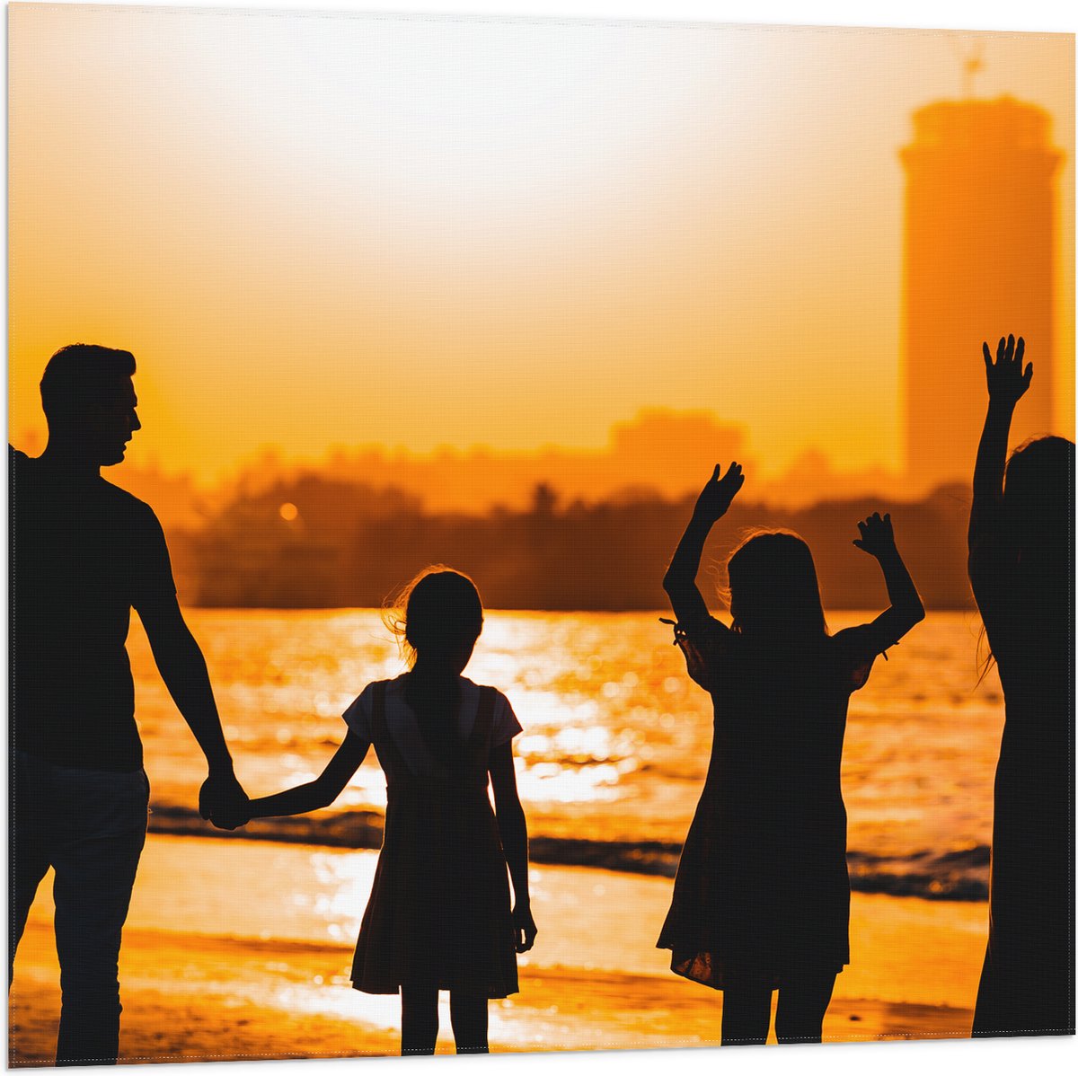Vlag - Silhouet van Gelukkige Familie aan het Strand in de Felle Zon - 80x80 cm Foto