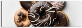 Dibond - Stapel Verschillende Smaken Donuts tegen Lichtgekleurde Achtergrond - 60x20 cm Foto op Aluminium (Met Ophangsysteem)