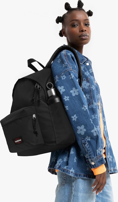 Model met zwarte Eastpak rugzak met een zwart waterflesje in het zijvak.