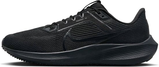 Zij-aanzicht van een zwarte Nike Air Zoom Pegasus 40 sportschoen met gesloten neus.