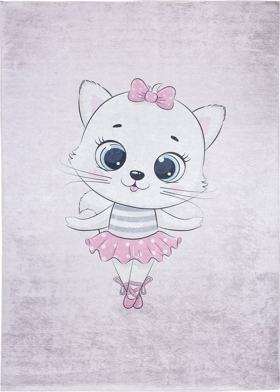 Chaton blanc avec nœud et tutu roses, dansant sur un tapis rose.