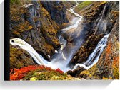 Canvas  - Waterval tussen de Bergen - 40x30cm Foto op Canvas Schilderij (Wanddecoratie op Canvas)