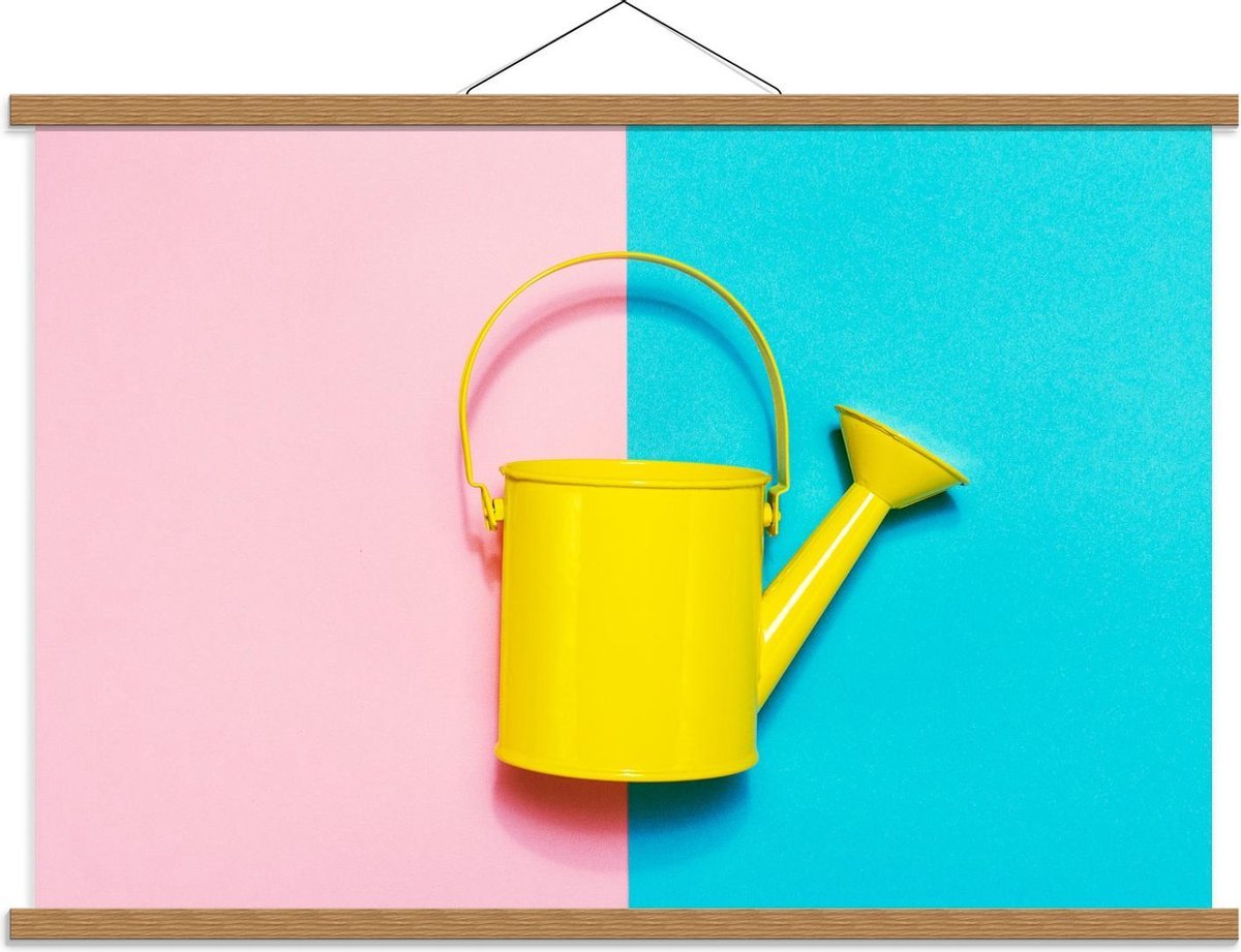 Schoolplaat – Gele Gieter op Blauw/Roze Vakken - 90x60cm Foto op Textielposter (Wanddecora