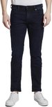 Man in een donkerblauwe jeans en een wit shirt.