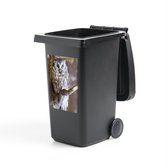 Autocollant de conteneur Hibou à pattes rugueuses - Le hibou à pattes rugueuses est assis dans un arbre mort - 40x60 cm - autocollant de poubelle à roulettes - autocollant de conteneur résistant aux intempéries