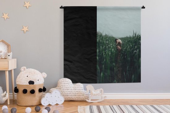 Tapisserie Abstrait Body - Jeune femme accroupie dans la nature Tapisserie en coton 150x150 cm - Tapisserie avec photo