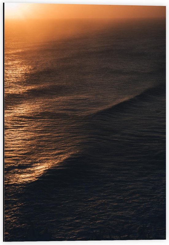 Dibond - Donkere Zee met Oranje Zon - 40x60cm Foto op Aluminium (Wanddecoratie van metaal)