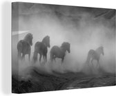 Canvas Schilderij Galopperende paarden in de mist - 90x60 cm - Wanddecoratie