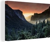 Canvas Schilderij Een mistige zonsopgang in het Nationaal park Yosemite - 60x40 cm - Wanddecoratie