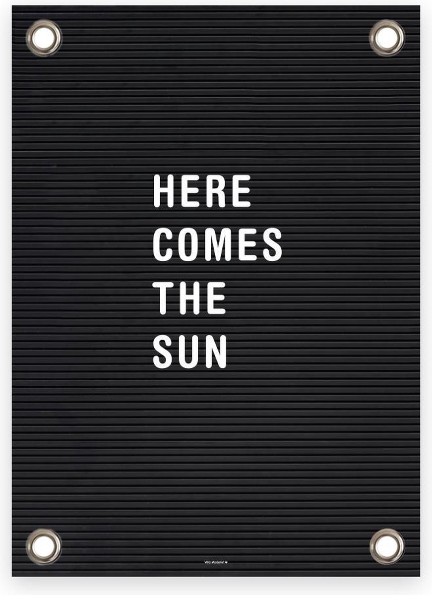 Villa Madelief Tuinposter Letterbord Here comes the Sun - 70x100cm - Vinyl - Tuindecoratie - Schuttingposter - Tuindoek - Buitenposter voor in de tuin - Waterafstotend - Letterbord Collectie