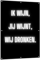 Tuinposter – Tekst: ''Ik Wijn, Jij Wijnt, WIj dronken'' Neon Letters Wit/Zwart - 100x150cm Foto op Tuinposter  (wanddecoratie voor buiten en binnen)