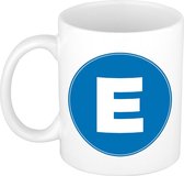 Mok / beker met de letter E blauwe bedrukking voor het maken van een naam / woord - koffiebeker / koffiemok - namen beker