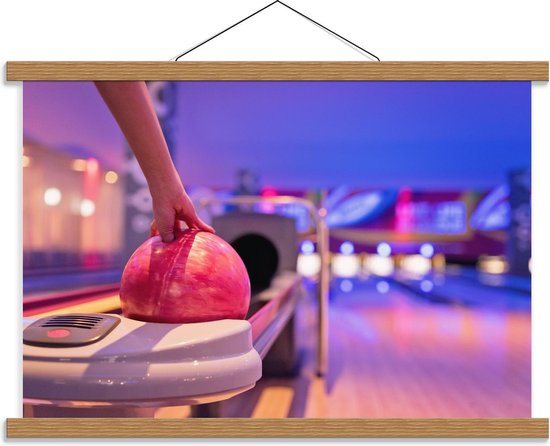 Schoolplaat – Hand in Bal op Bowlingbaan - 60x40cm Foto op Textielposter (Wanddecoratie op Schoolplaat)