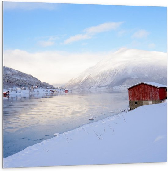 Dibond - Rood Huis in Sneeuwlandschap - 100x100cm Foto op Aluminium (Wanddecoratie van metaal)