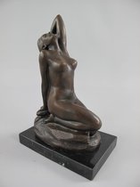 Bronzen beeld - Naakte dame op steen - Erotisch sculptuur - 20 cm hoog