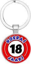 Akyol - Hoera 18 jaar Sleutelhanger - Verjaardag - Jarige job - Leuke kado voor iemand die bijna jarig is - 2,5 x 2,5 CM