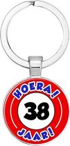 Akyol - Hoera 38 jaar Sleutelhanger - Verjaardag - Jarige job - Leuke kado voor iemand die bijna jarig is - 2,5 x 2,5 CM