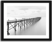 Foto in frame , Pier in een meer ​, 70x100cm , Zwart wit  , Premium print