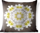 Sierkussen Mandala voor buiten - Een witte bloem in de vorm van een mandala - 50x50 cm - vierkant weerbestendig tuinkussen / tuinmeubelkussen van polyester