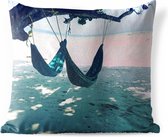 Sierkussen Hangmat op het strand voor buiten - Hangmatten op een boom in het Aziatische India - 45x45 cm - vierkant weerbestendig tuinkussen / tuinmeubelkussen van polyester