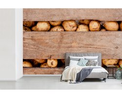 Fotobehang vinyl - Aardappelen in houten kist van boerenmarkt breedte 390 cm x hoogte 260 cm - Foto print op behang (in 7 formaten beschikbaar)