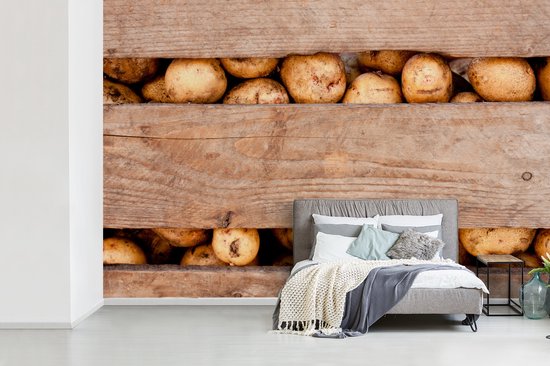 Fotobehang vinyl - Aardappelen in houten kist van boerenmarkt breedte 390 cm x hoogte 260 cm - Foto print op behang (in 7 formaten beschikbaar)