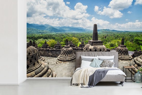 Papier peint vinyle - Nuages blancs sur le temple de Borobudur largeur 390 cm x hauteur 260 cm - Tirage photo sur papier peint (disponible en 7 tailles)