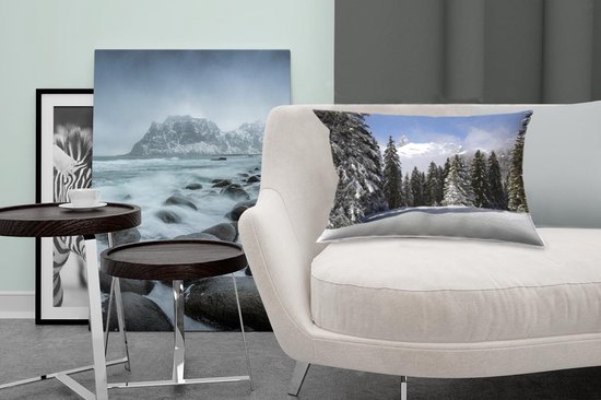 Sierkussen Noël pour l'intérieur - Les arbres enneigés des montagnes créent une atmosphère de Noël - 50x30 cm - Coussin intérieur rectangulaire en coton