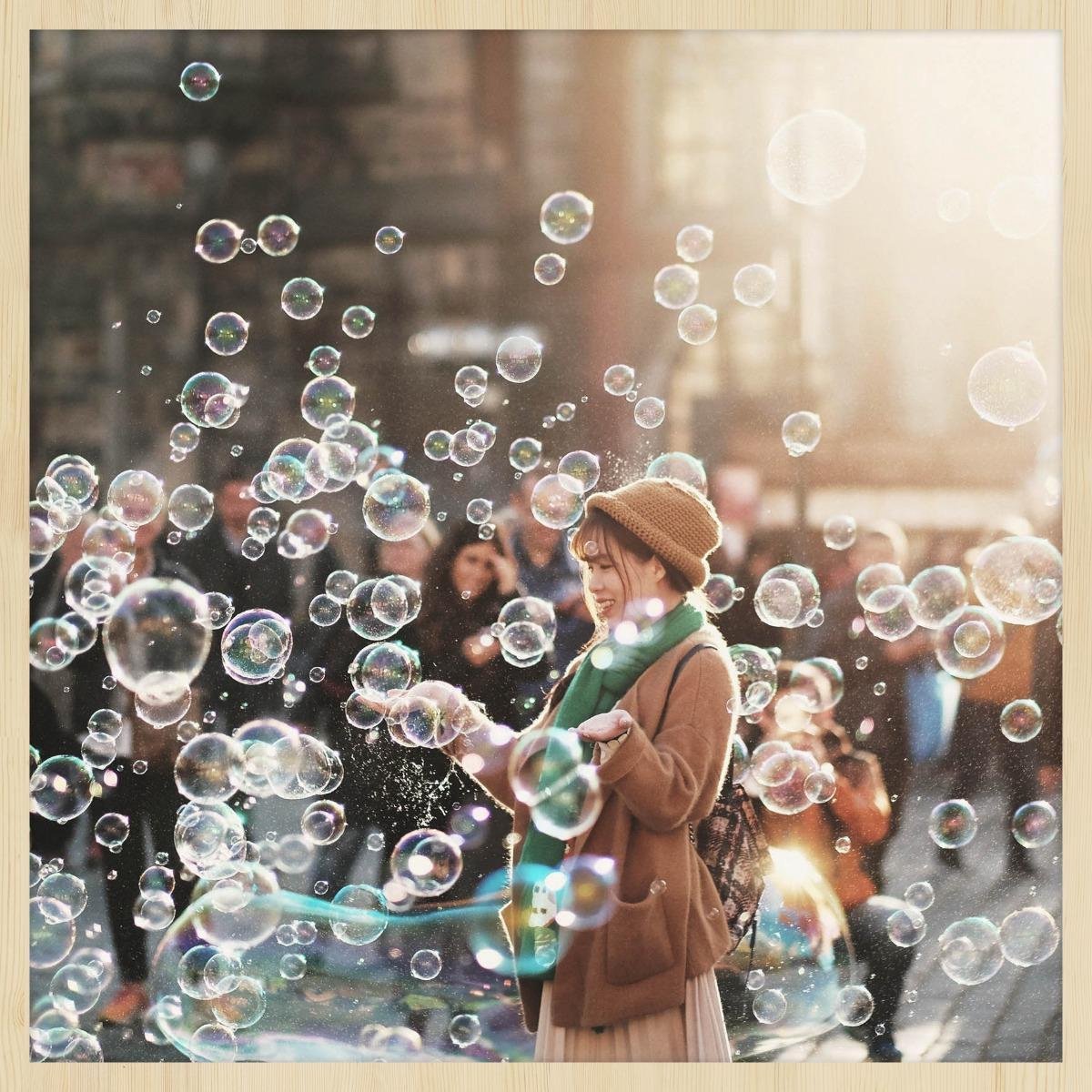 Schilderij - bellenblaas - bubbels - Collectie Travel stories - Forex met blanke lijst - 74x74cm