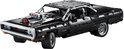 Zwarte LEGO Technic Dodge Charger met dikke motor, verchroomde velgen en rolkooi.