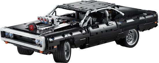 Zwarte LEGO Technic Dodge Charger met dikke motor, verchroomde velgen en rolkooi.