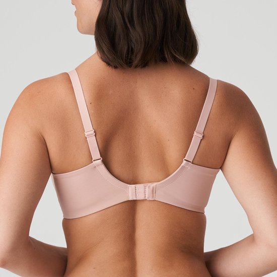 Achterkant van een nude balconette bh met gladde cups en sluiting.