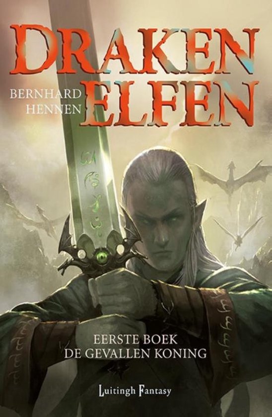 Vooromslag van het boek 'Drakenelfen 1 - De gevallen koning' met een elf die een zwaard vasthoudt, met draken op de achtergrond.