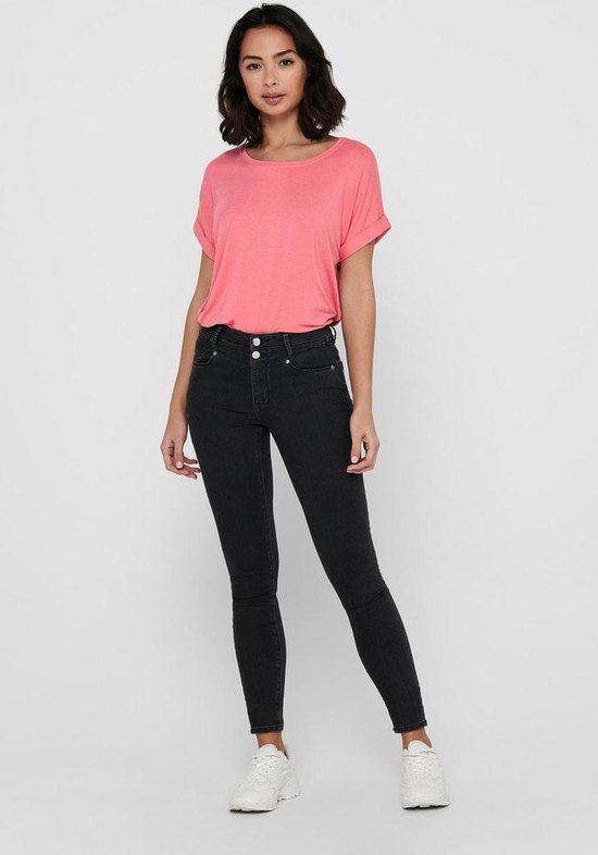 Coralroze t-shirt met omgerolde mouwen en een ronde hals, gedragen door een model met een spijkerbroek.