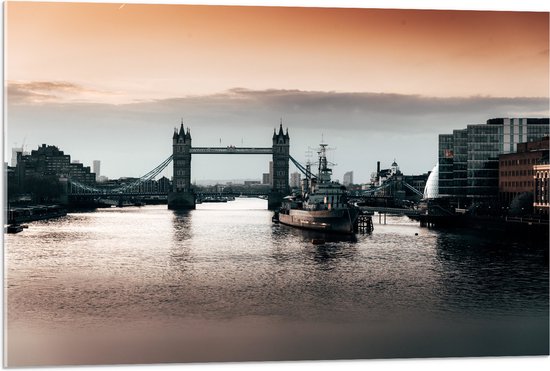Acrylglas - Tower Bridge met Zonsondergang in Londen, Engeland - 90x60 cm Foto op Acrylglas (Met Ophangsysteem)
