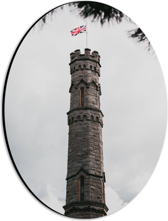 Dibond Ovaal - Battlefield Monument van Dichtbij met Vlag van Engeland en Grijze wolken - 21x28 cm Foto op Ovaal (Met Ophangsysteem)