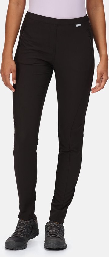 Dames in zwarte stretch outdoorbroek met ritszakken.