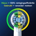 Comparaison d'une brossette Oral-B Precision Clean neuve et usagée avec des poils verts, bleus et jaunes, dans un cercle vert et jaune.